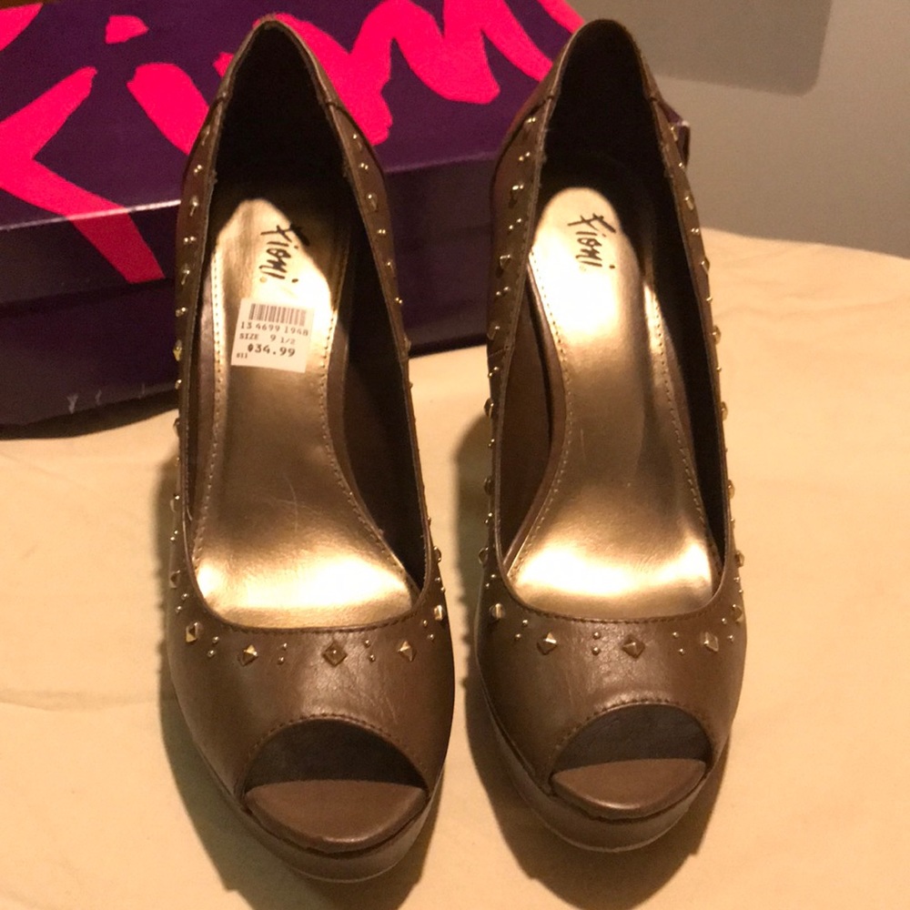 Fioni brown high heels w/ gold stud trim sz 9 1/2